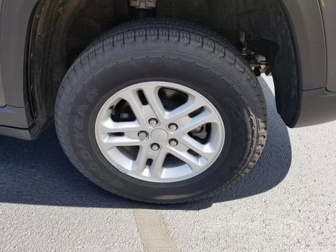 Certified 2023 Jeep Grand Cherokee Laredo image 4