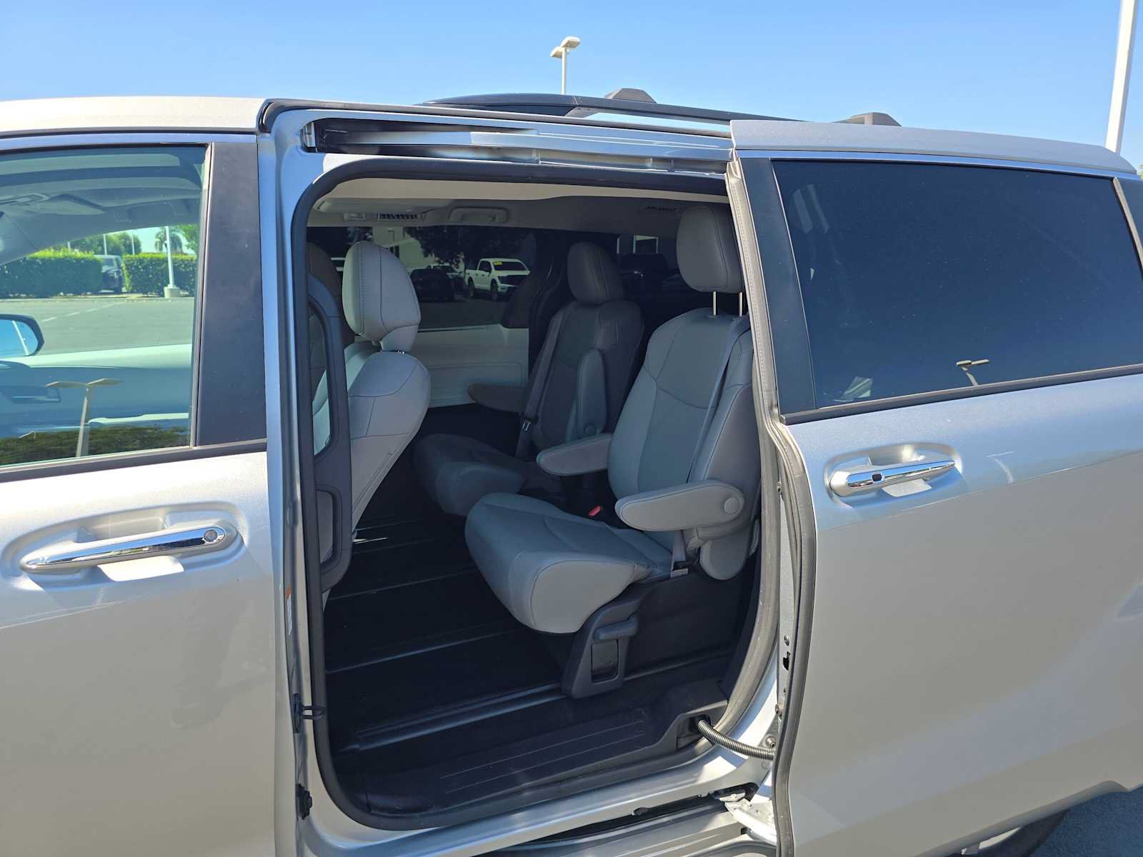 Certified 2025 Toyota Sienna XLE w/ XLE Plus Package FWD image 17