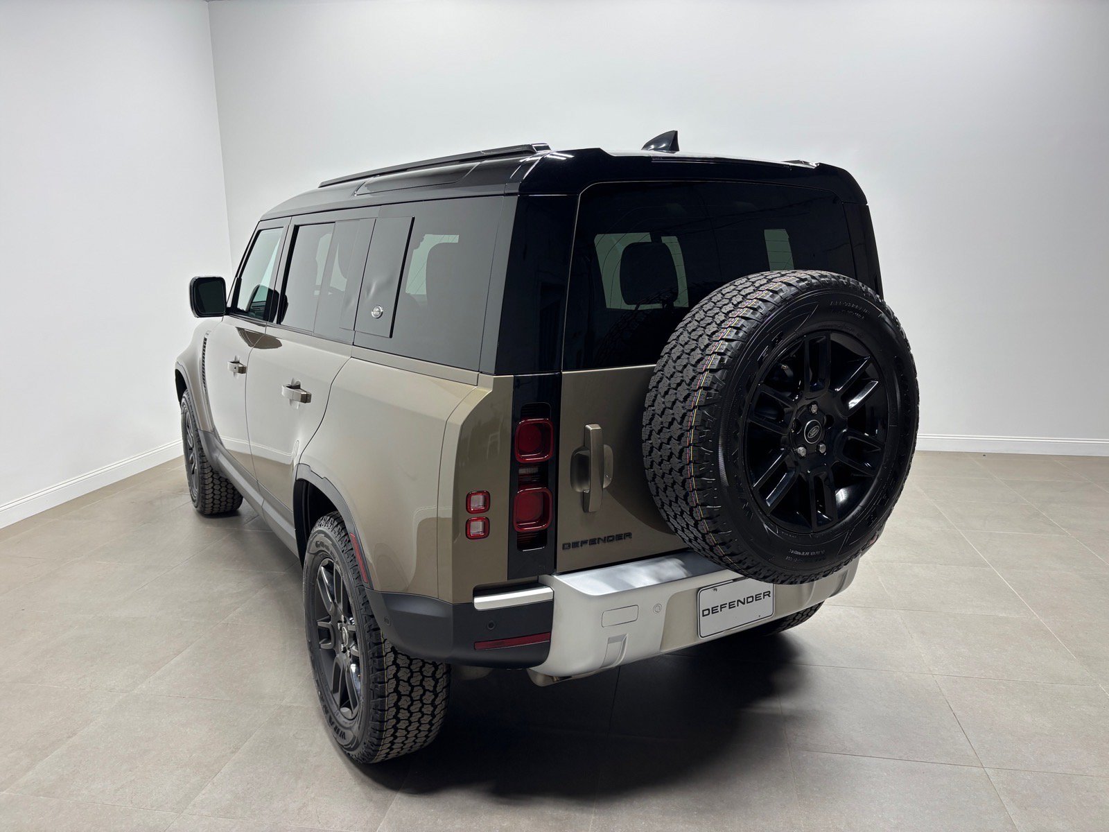 Used 2023 Land Rover Defender 110 S AWD/4WD image 9