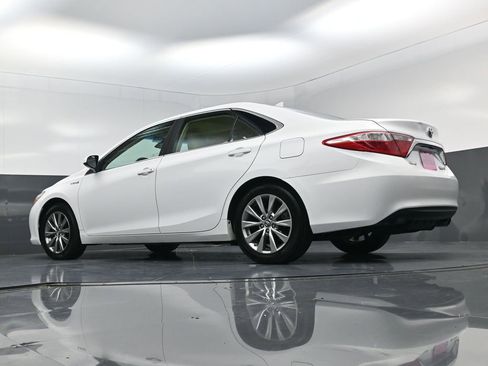 Used 2017 Toyota Camry XLE w/ Moonroof Package FWD image 18