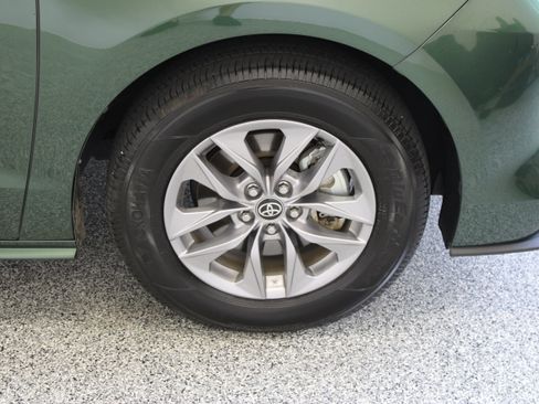 Used 2026 Toyota Sienna XLE FWD image 5