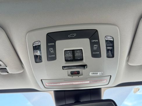 Used 2022 Toyota Sienna XLE w/ XLE Plus Package FWD image 41
