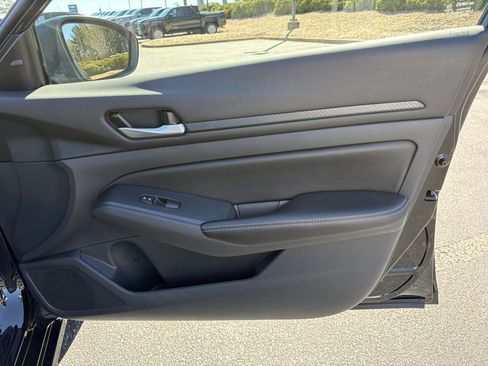 Used 2025 Nissan Altima 2.5 SV image 14