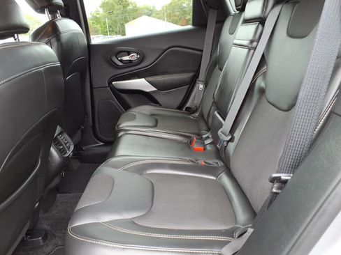 Used 2018 Jeep Cherokee Latitude Plus AWD/4WD image 8