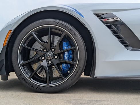 Used 2018 Chevrolet Corvette Z06 w/ Carbon 65 Edition RWD image 27