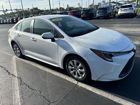 Used 2021 Toyota Corolla LE FWD image 2