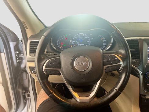 Used 2019 Jeep Grand Cherokee Laredo RWD image 11