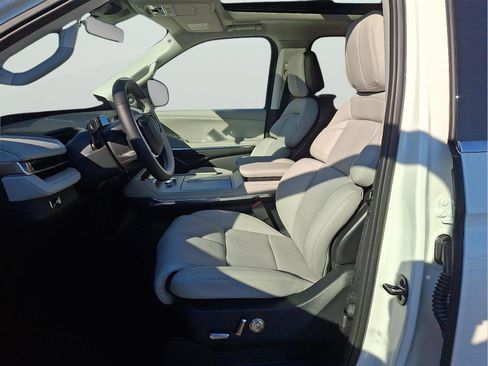 New 2025 Lincoln Navigator Reserve image 18