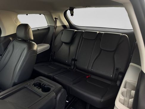 Used 2024 Kia Carnival EX FWD image 24