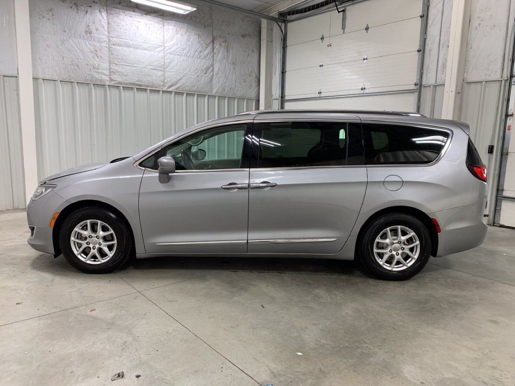 Used 2020 Chrysler Pacifica Touring-L FWD image 4