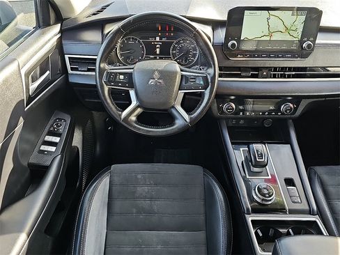 Used 2024 Mitsubishi Outlander SE image 13