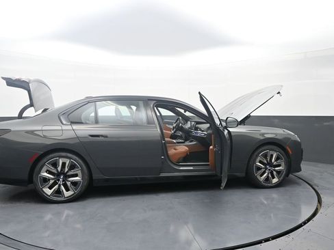 Used 2023 BMW 760i xDrive w/ Executive Package image 48