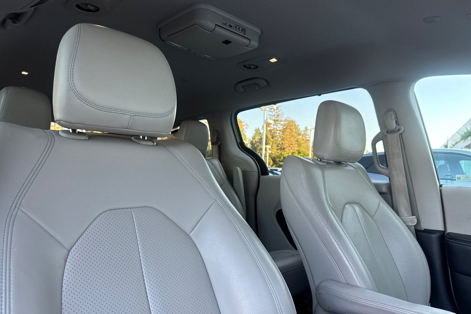 Used 2018 Chrysler Pacifica Touring-L FWD image 21