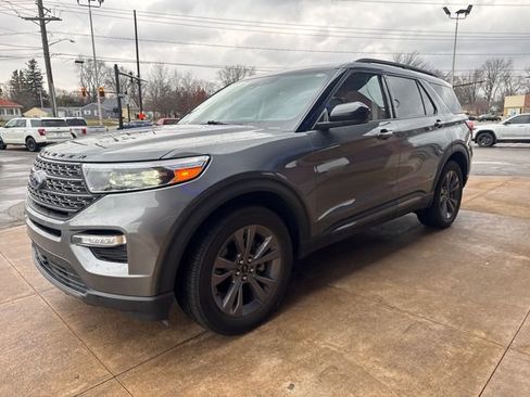 Used 2022 Ford Explorer XLT w/ Equipment Group 202A image 6