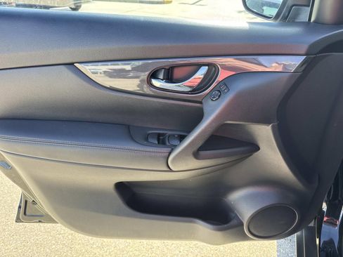 Used 2017 Nissan Rogue S w/ S Appearance Package image 18