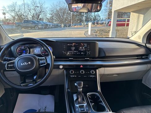 Used 2024 Kia Carnival LX image 12