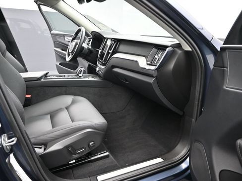 Used 2025 Volvo XC60 B5 Plus AWD/4WD image 18