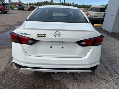 Used 2025 Nissan Altima 2.5 SV FWD image 12
