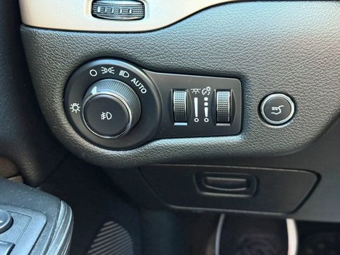 Used 2015 Jeep Cherokee Latitude w/ Comfort/Convenience Group image 23