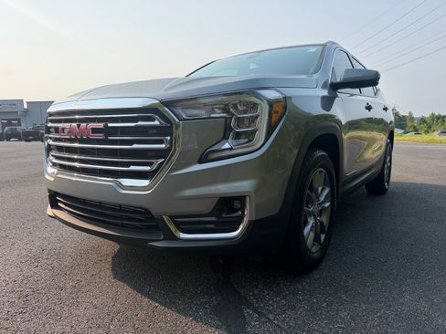Used 2024 GMC Terrain SLT AWD/4WD image 8