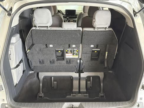 Used 2025 Toyota Sienna LE AWD/4WD image 32