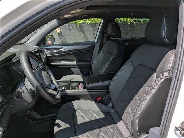 Certified 2025 Volkswagen Atlas Cross Sport SE w/ Panoramic Sunroof Package AWD/4WD image 28