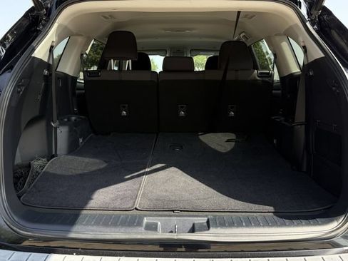 Used 2023 Toyota Highlander LE AWD/4WD image 28