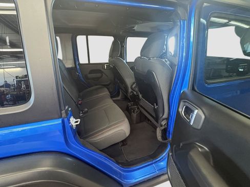 Used 2025 Jeep Wrangler Unlimited Rubicon w/ Convenience Group AWD/4WD image 18