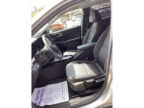 Used 2024 Chevrolet Trax LT w/ Sunroof Package FWD image 9