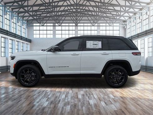 New 2025 Jeep Grand Cherokee Limited image 7