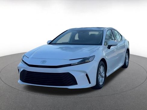 Used 2025 Toyota Camry LE image 7