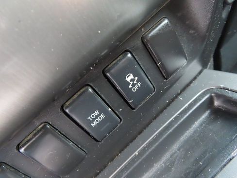 Used 2012 Nissan Titan SV w/ SV Value Truck Pkg image 22