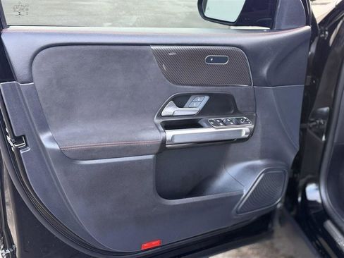 Used 2022 Mercedes-Benz GLB 250 4MATIC image 17