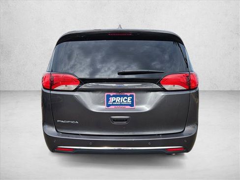 Used 2018 Chrysler Pacifica Touring-L image 6