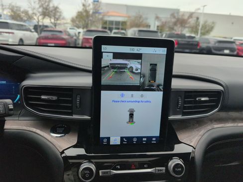 Used 2023 Ford Explorer Platinum w/ Technology Package image 21