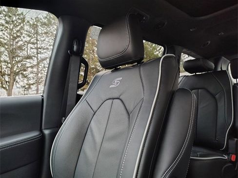 New 2026 Chrysler Pacifica Limited w/ Uconnect Theater Family Group image 27