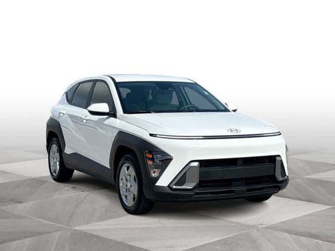 Used 2025 Hyundai Kona SE FWD image 2