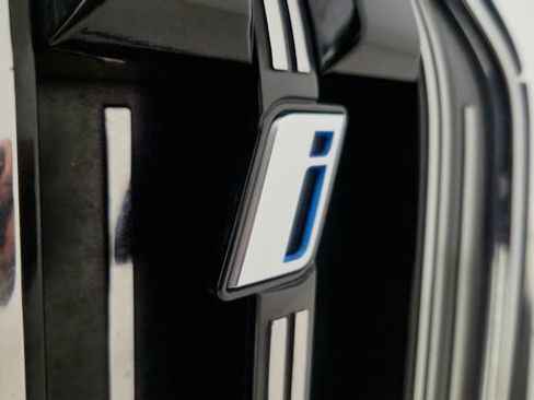 Used 2025 BMW i7 xDrive60 AWD/4WD image 32