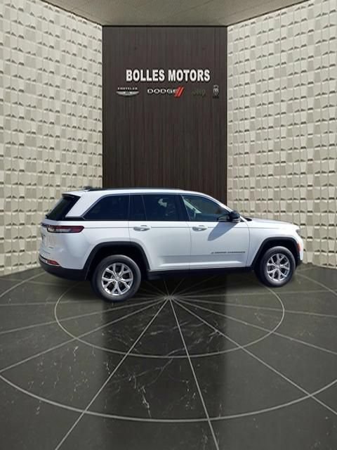 Used 2023 Jeep Grand Cherokee Limited AWD/4WD image 4