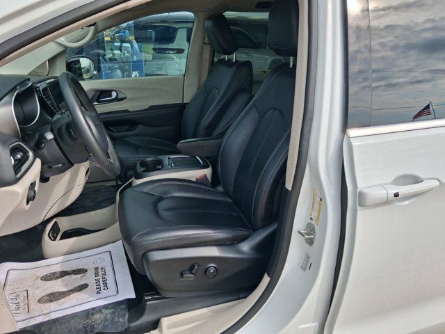 Used 2024 Chrysler Pacifica Touring-L FWD image 11