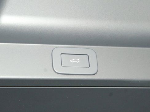 New 2026 Land Rover Range Rover SE image 17