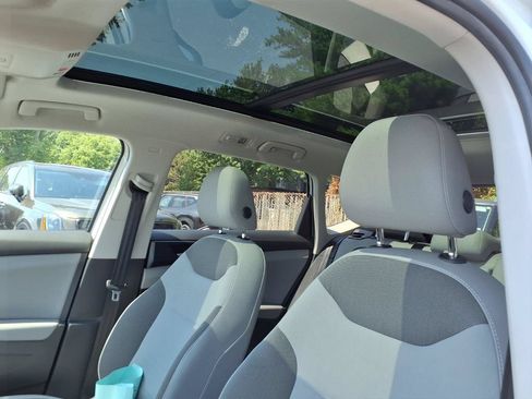 Used 2022 Volkswagen Taos SE w/ Panoramic Sunroof Package AWD/4WD image 17