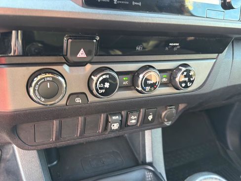 Used 2018 Toyota Tacoma TRD Sport AWD/4WD image 27
