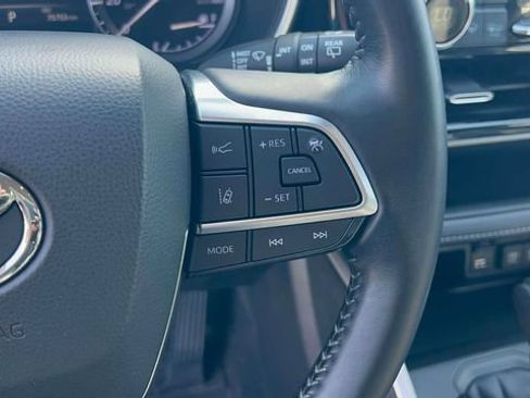 Used 2020 Toyota Highlander XLE AWD/4WD image 19