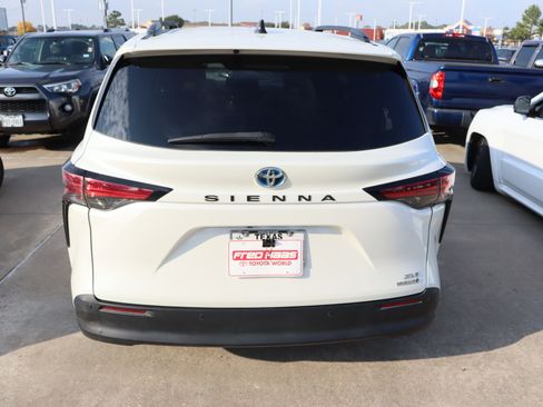 Used 2021 Toyota Sienna XLE image 7