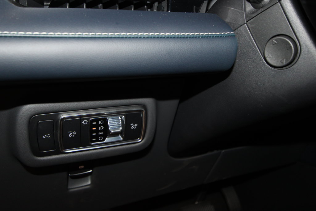 Used 2025 Lincoln Nautilus Reserve AWD/4WD image 11