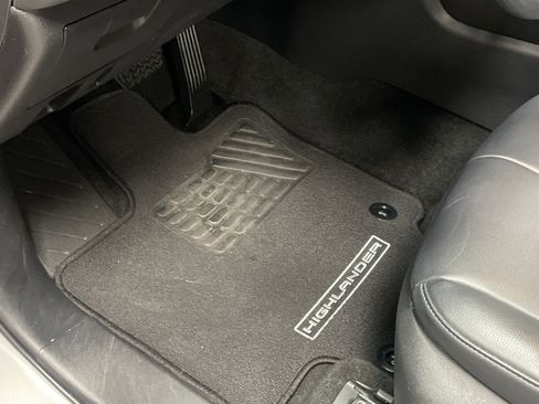 Certified 2023 Toyota Highlander XSE image 17