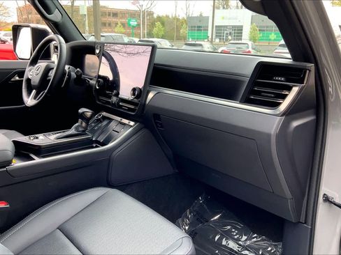Used 2024 Lexus GX 550 w/ Accessory Package (2T) AWD/4WD image 18