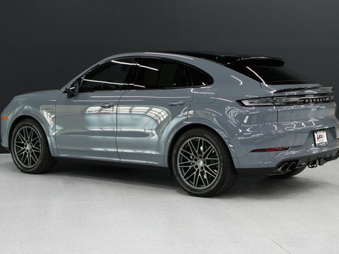 Used 2025 Porsche Cayenne Turbo AWD/4WD image 37