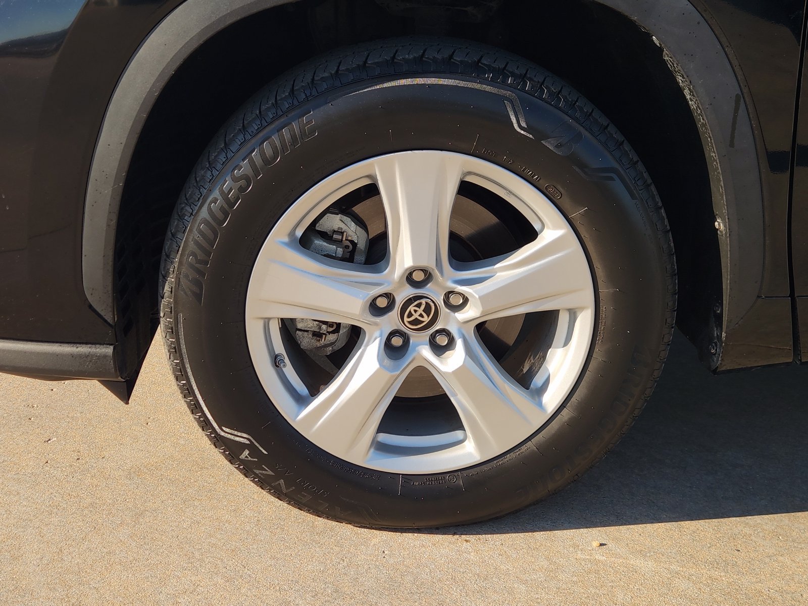 Used 2024 Toyota Highlander LE FWD image 14